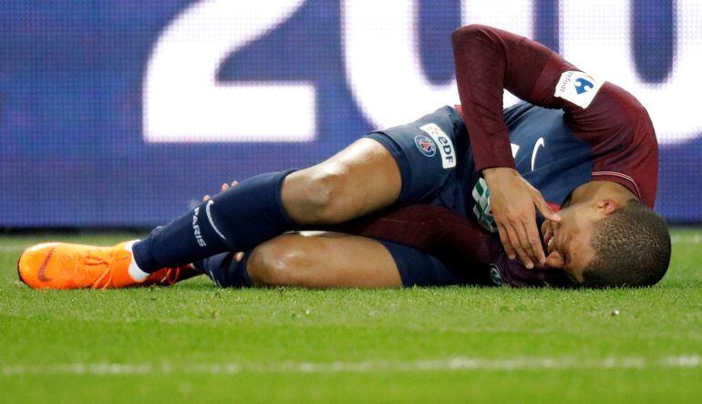 Mbappé, con molestias en el partido de la Copa de Francia entre el PSG y el Olympique de Marsella.