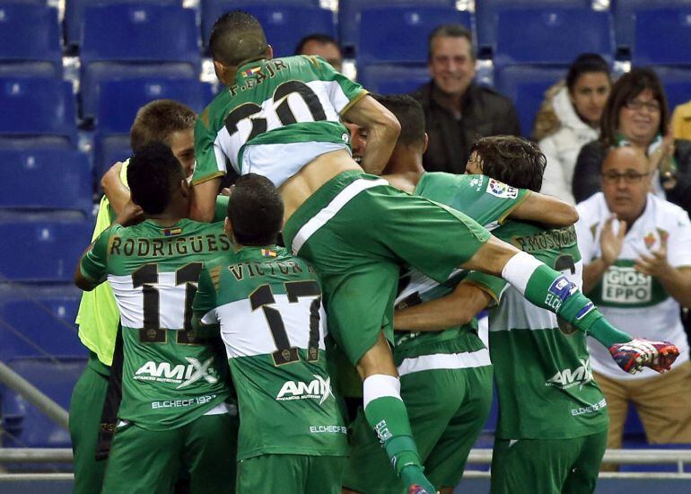 Los jugadores del Elche celebran el gol marcado por su compañero Cristian Herrera
