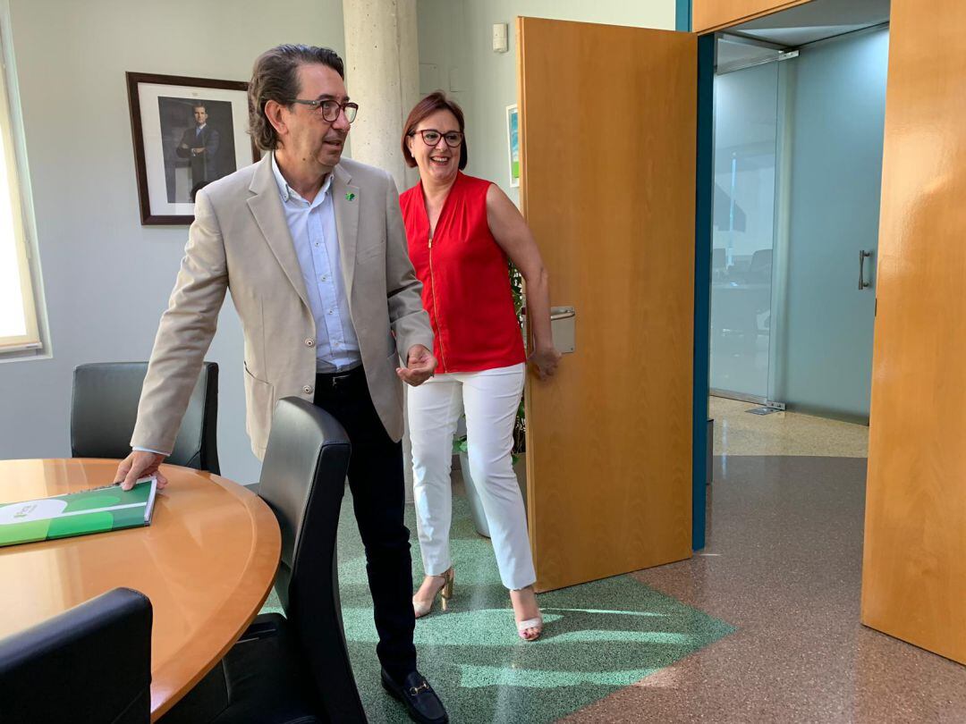 La vicepresidenta del Gobierno regional, Isabel Franco, momentos antes de empezar su reunión con Santiago López, el presidente de Plena Inclusión