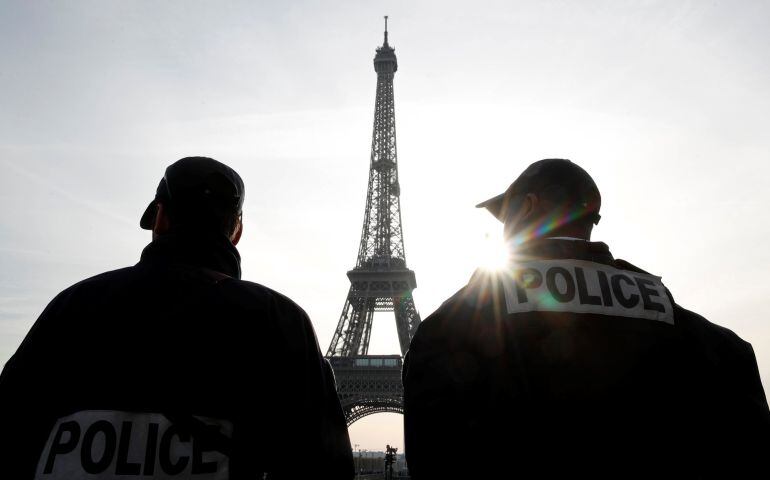 Policías vigilan la Torre Eiffel el pasado 1 de noviembre.