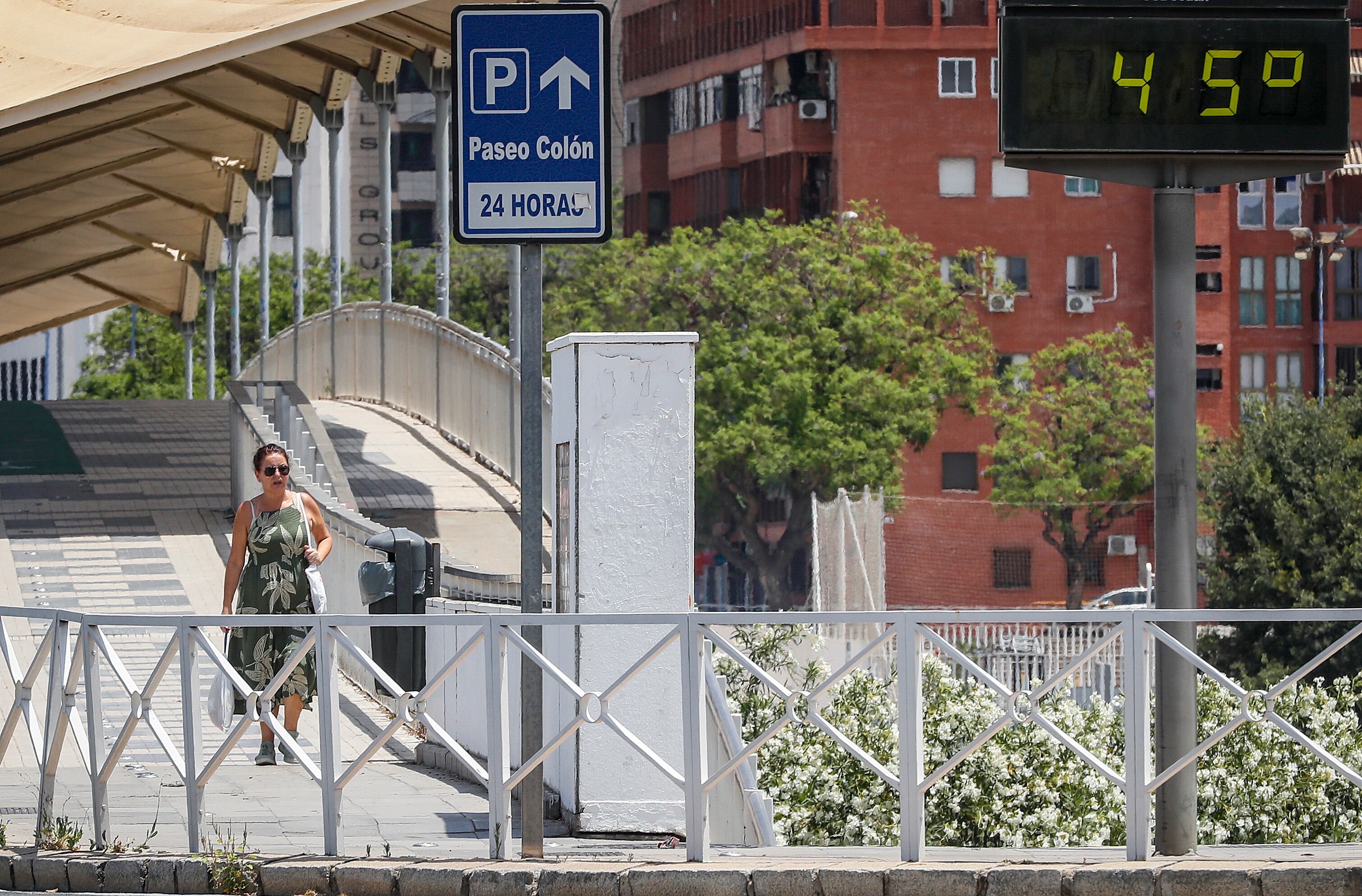 Un termómetro marca 45 grados en plena ola de calor en Sevilla este domingo.