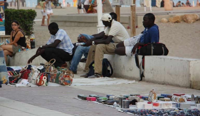 Imatge d&#039;arxiu del top-manta a la Costa Daurada. 