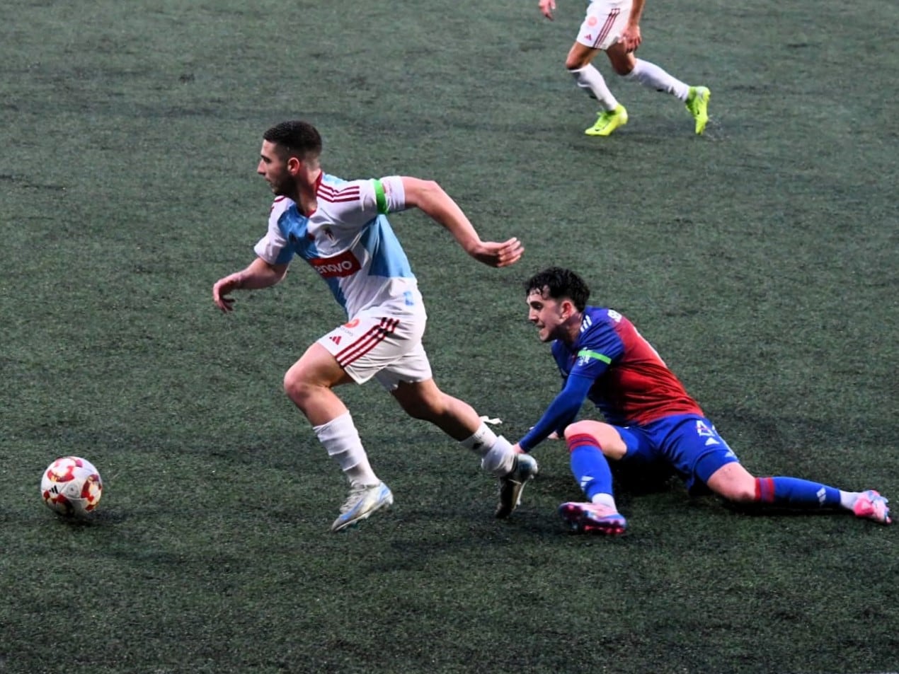 Markitos, que tuvo un buen debut, conduce el balón tras superar a un contrario (Amadeo Rey)