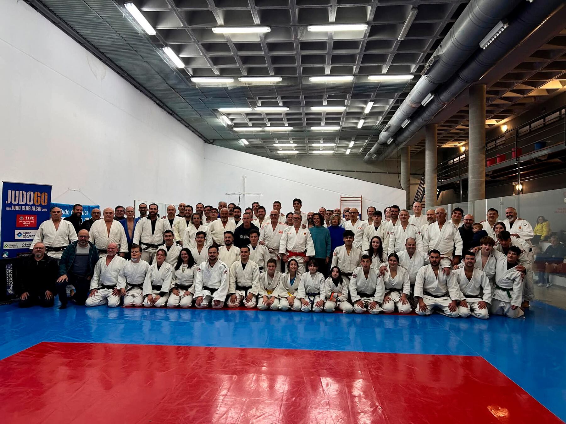 Imatge de grup dels participants en l'exhibició que va tindre lloc pel matí al Francisco Laporta