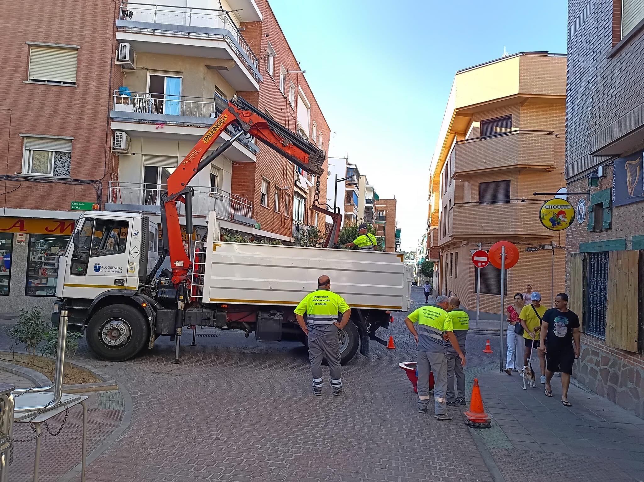 Operarios del Ayuntamiento abren al tráfico la calle La Paz de Alcobendas