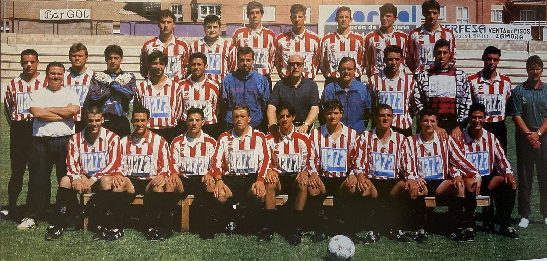 Roberto, segundo por la izquierda en la fila superior con la plantilla de esa temporada