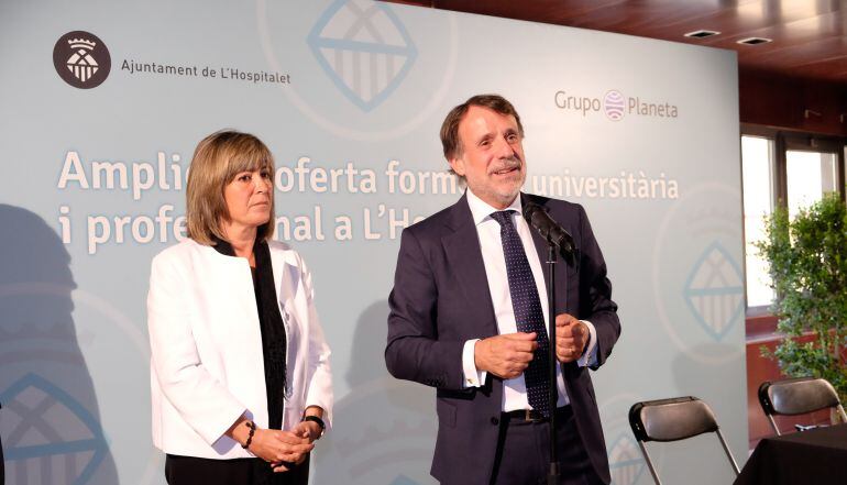 L'alcaldessa de l'Hospitalet de Llobregat, Núria Marín, amb el president del grup Planeta, Josep Crehueras