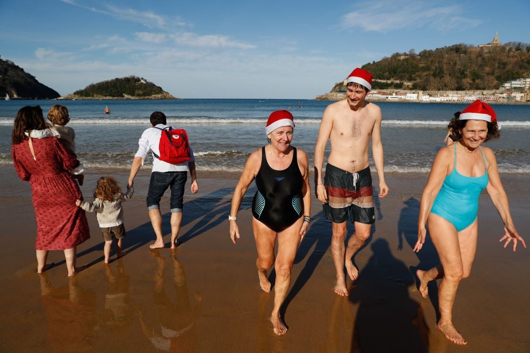 Donostiarras y turistas disfrutan de un dia soleado con altas temperaturas en la playa de la Concha de San Sebastián.