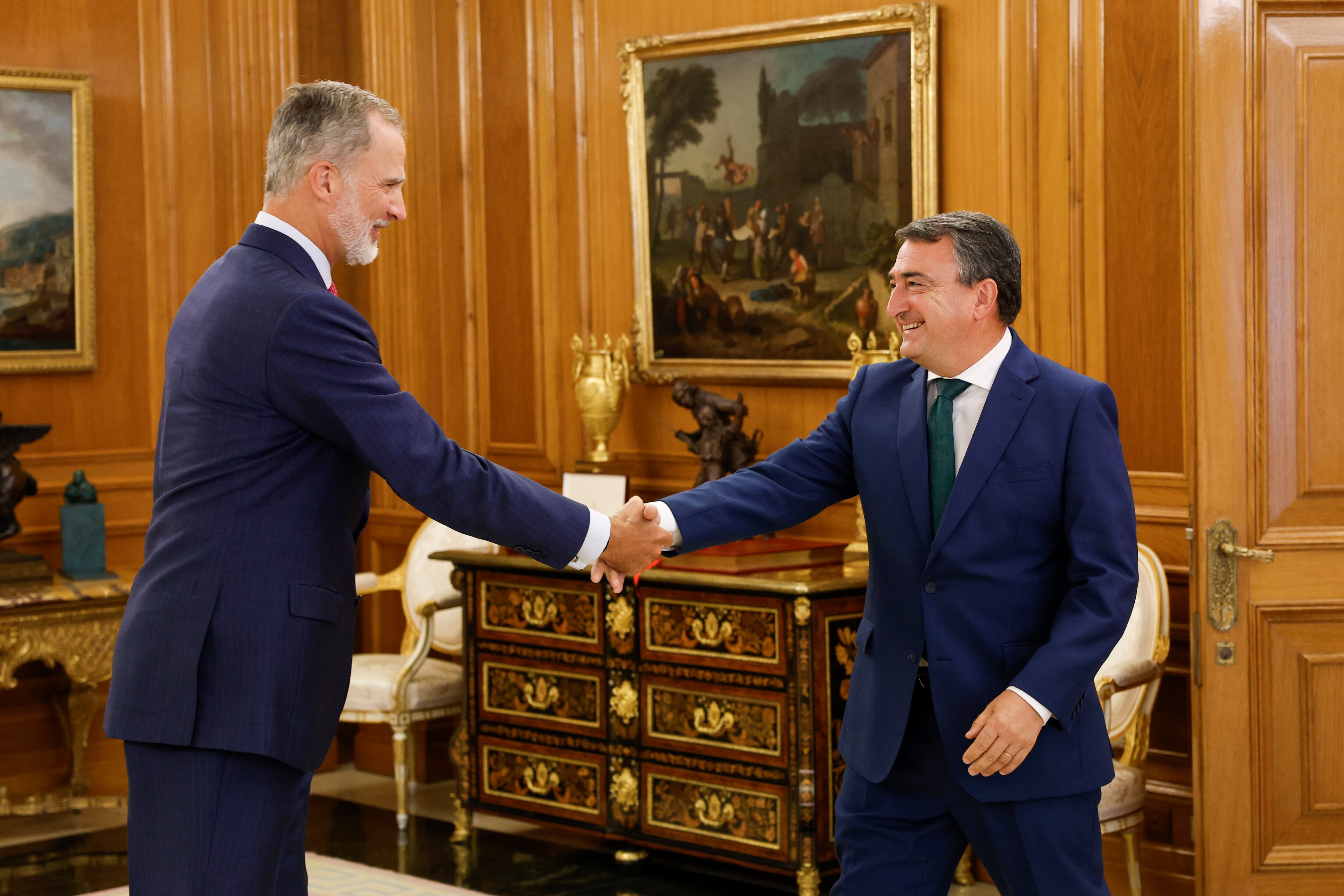 El rey Felipe VI recibe este lunes en el Palacio de la Zarzuela al portavoz del PNV en el Congreso, Aitor Esteban (d), como parte de la ronda de consultas con los representantes políticos antes de proponer un candidato a la investidura.