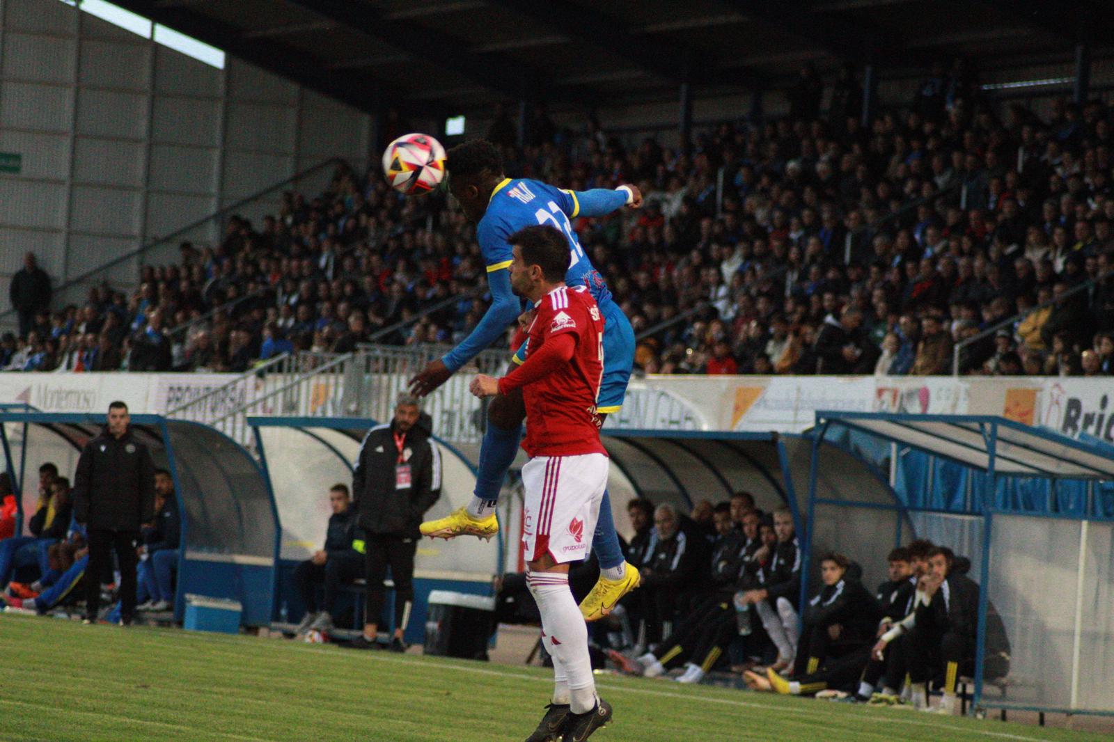 Haji despeja un balón