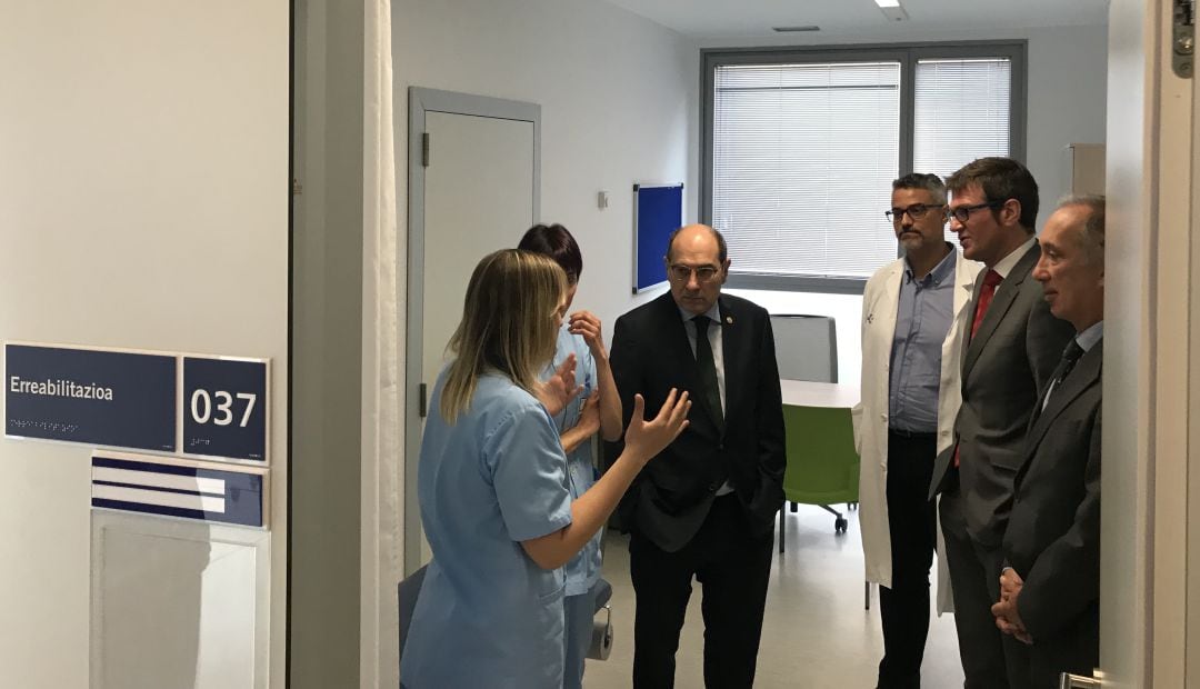 Jon Darpón y Gorka Urtaran, durante la visita al centro de salud de Zabalgana