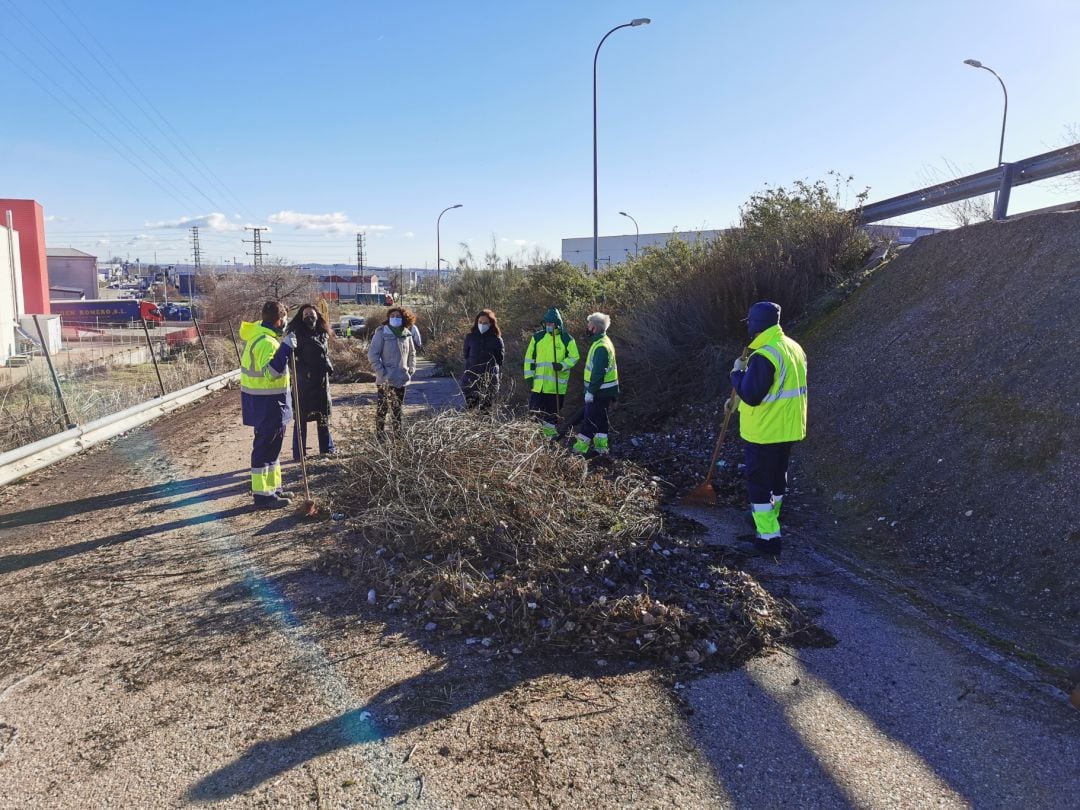 La alcaldesa junto a varias concejalas durante una visita a trabajadores municipales.