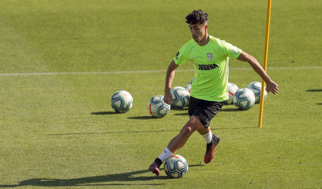 David Larrubia, conduciendo el balón en el entrenamiento del viernes