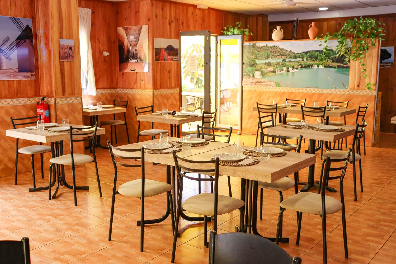 Interior del restaurante Tomillar, en Muchavista