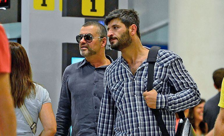 George Michael y Fadi Fawaz, en el aeropuerto de El Prat, en Barcelona en julio de 2012