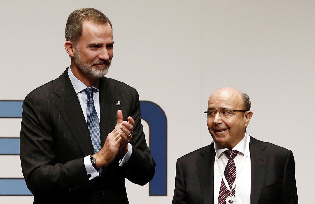 Imagen de archivo del pasado 19 de noviembre del 2019 del empresario Manuel Torres (Murcia, 1938), en una de sus últimas apariciones públicas donde recibió de manos del Rey Felipe VI la Medalla de Oro de Navarra