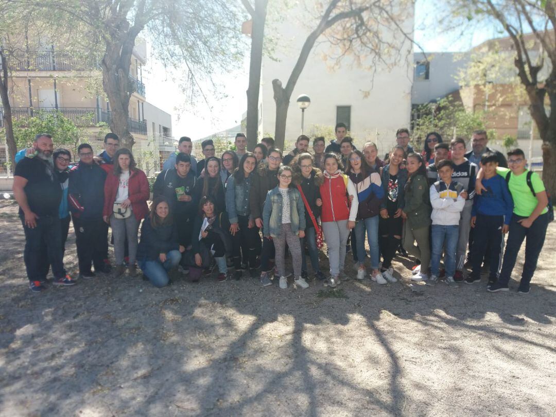 Foto de familia con uno de los grupos de alumnos y profesores en la visita al IES Juan López Morillas 