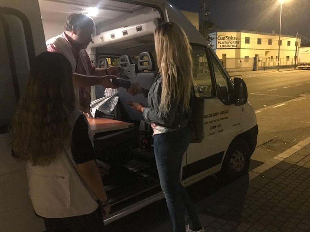 Juan Antonio Díaz y Anabel González, en la furgoneta de Médicos del Mundo, ofreciendo consejos médicos a una mujer que ejerce la prostitución en la calle. 