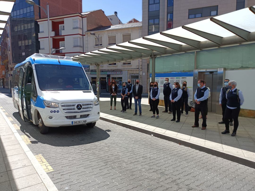 Parte de la plantilla posa junto a un bus