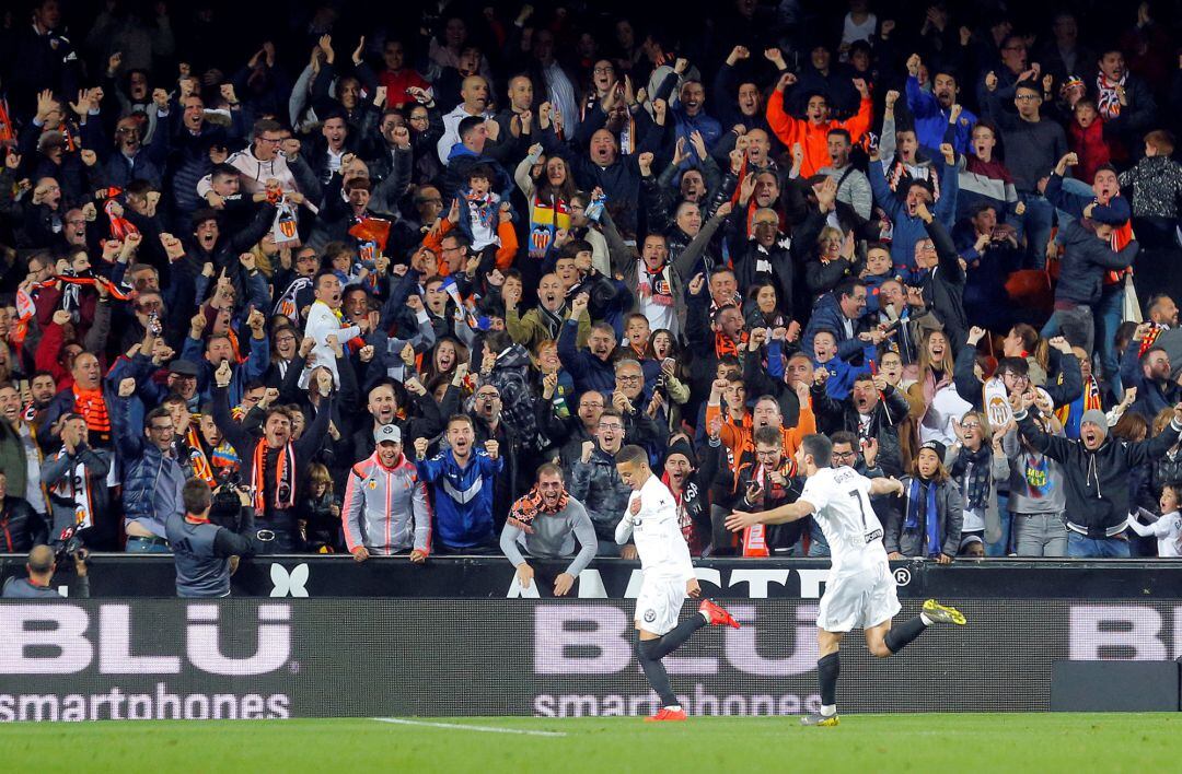 Soccer Football - Copa Del Rey - Semi Final Second Leg - Valencia v Real Betis - Mestalla, Valencia, Spain - February 28, 2019   Valencia&#039;s Rodrigo celebrates scoring their first goal with team mates    REUTERS, Heino Kalis