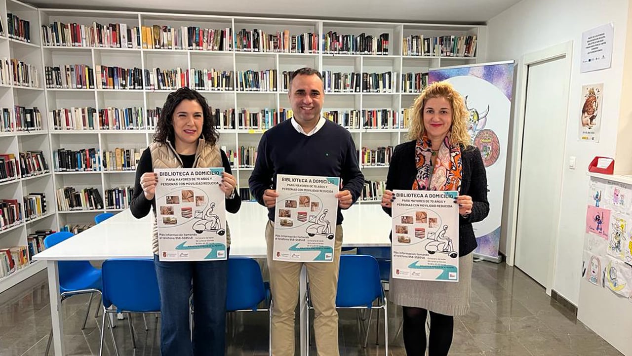 El alcalde de Alhendín, Francis Rodríguez; la concejala de Cultura, Rosa María Moya, y la bibliotecaria, Demelsa Taboada, presentan el servicio de biblioteca a domicilio