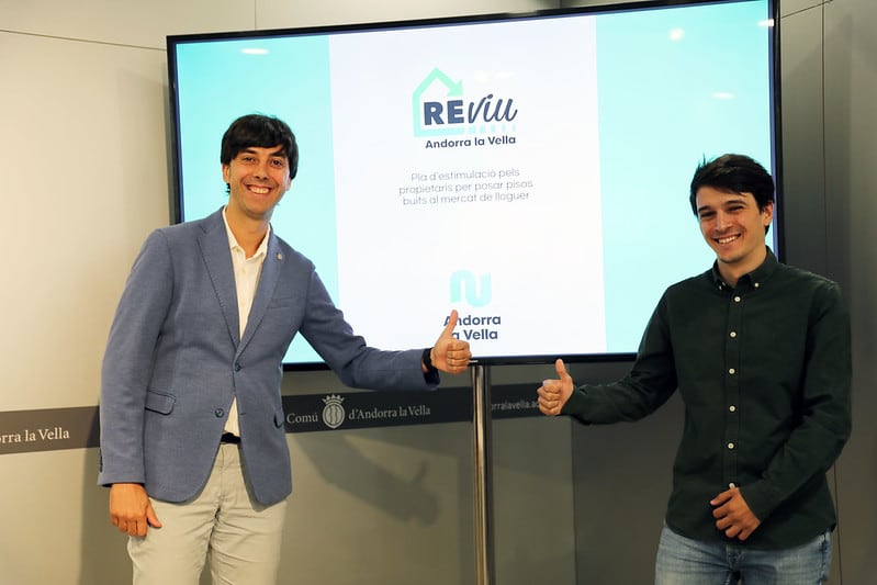 El cònsol major, Sergi González, acompanyat del conseller d&#039;habitatge, Marc Torrent, en la presentació del programa