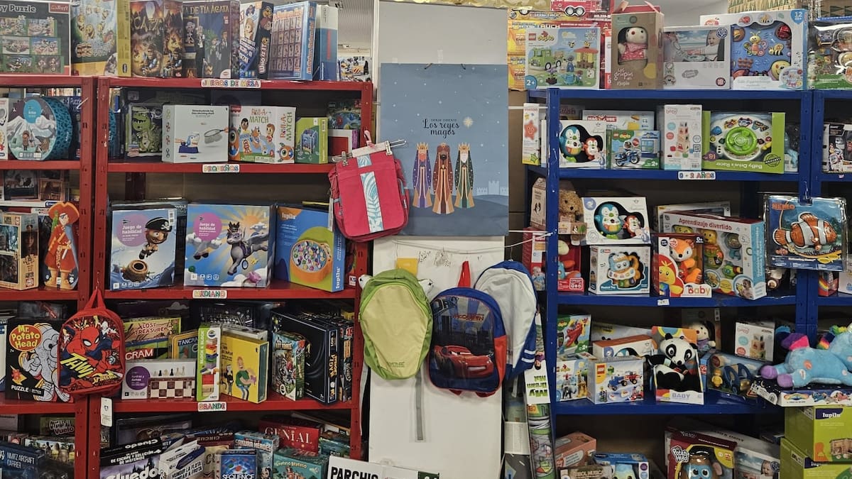 Entrevista a Albino Aneiros, presidente de la Casa de Galicia en plena campaña de recogida de juguetes