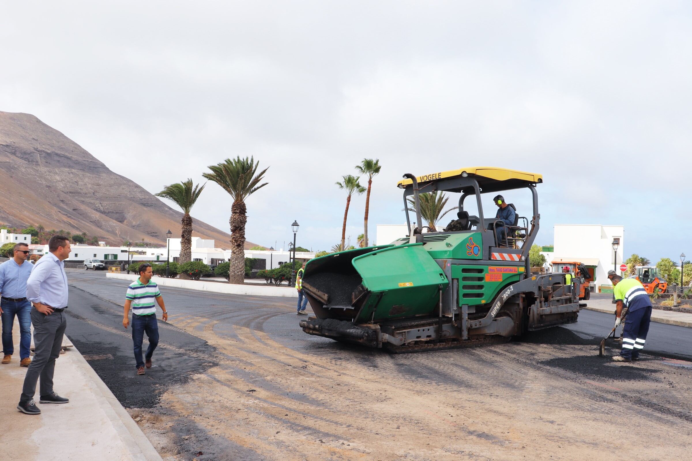 Obras de asfaltado en Yaiza.