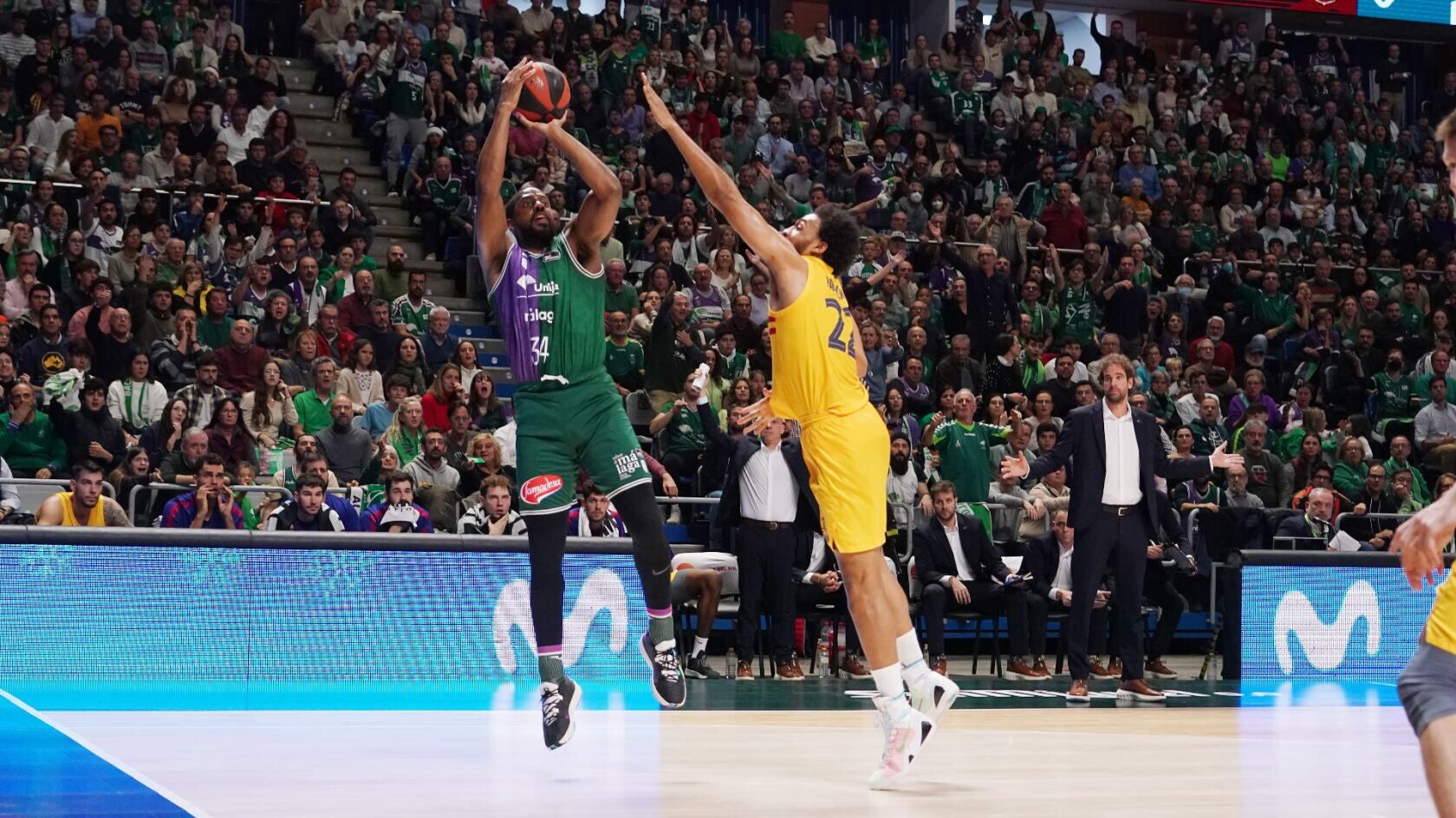 Perry intenta un triple contra el Barcelona en el partido de ida en el Carpena