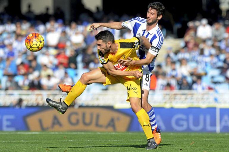 Baston y Granero pugnan por un balón en el derbi de la primera vuelta disputado en Anoeta