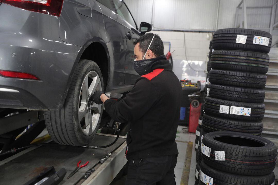 Un mecánico trabaja en un taller de reparación