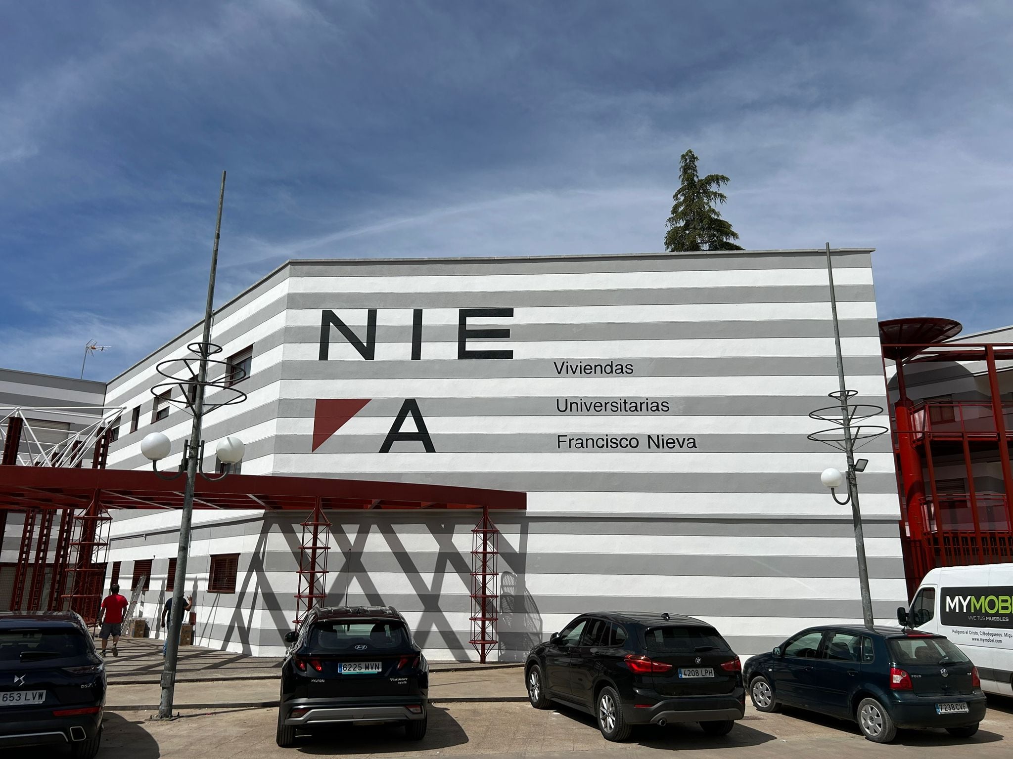 Fachada de las viviendas &quot;Francisco Nieva&quot; en el campus de Ciudad Real