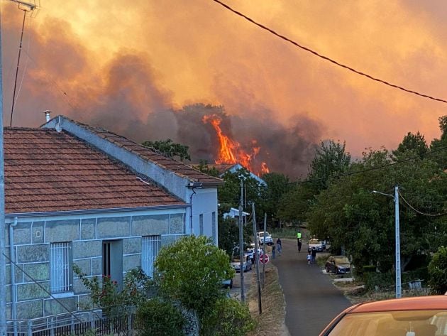 Un incendio forestal registrado esta tarde en el ayuntamiento orensano de Monterrei pone en alerta a núcleos de población por la proximidad del fuego a viviendas aunque por el momento la Consellería do Medio Rural ha descartado peligro para las casas.