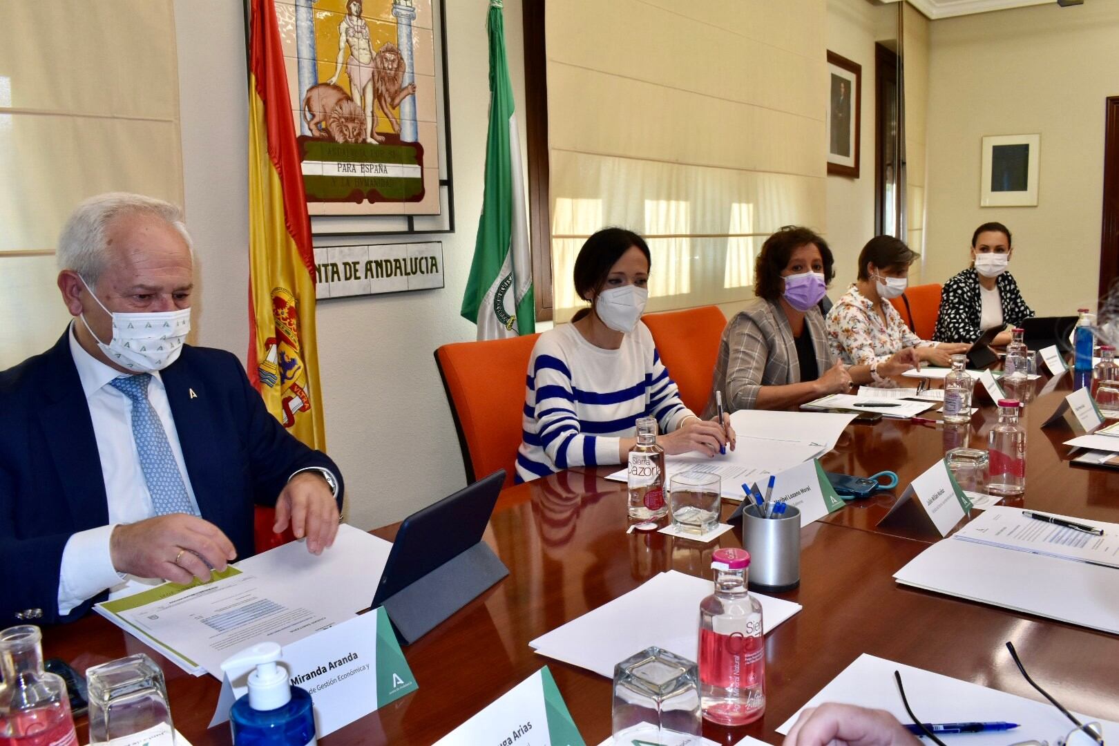 De izquierda a derecha, el director Económico y Financiero del SAS, José Antonio Miranda; la delegada del gobierno, Maribel Rescalvo; la viceconsejera de Salud y Familias, Catalina García; la delegada de Agricultura, Soledad Aranda, y la delegada de Salud, Trinidad Rus.