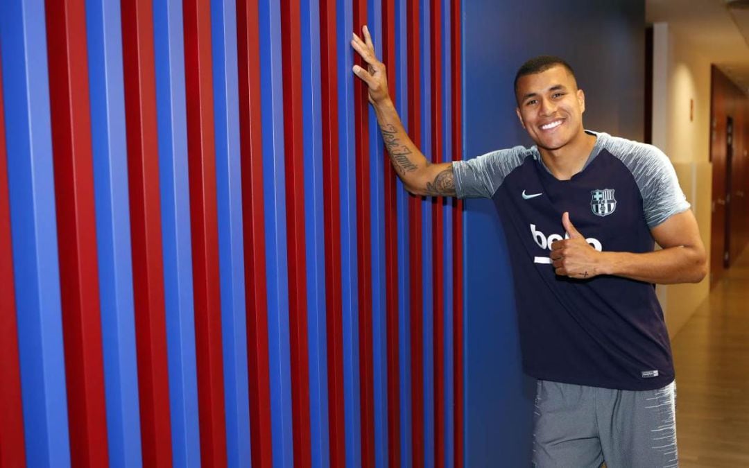 Murillo ya posa con su nueva camiseta