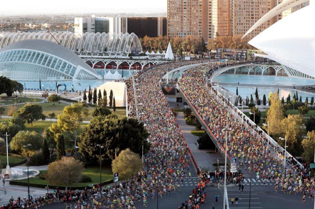 Imagen de archivo del Maratón de València del año 2018, a su paso por la Ciudad de las Artes y las Ciencias