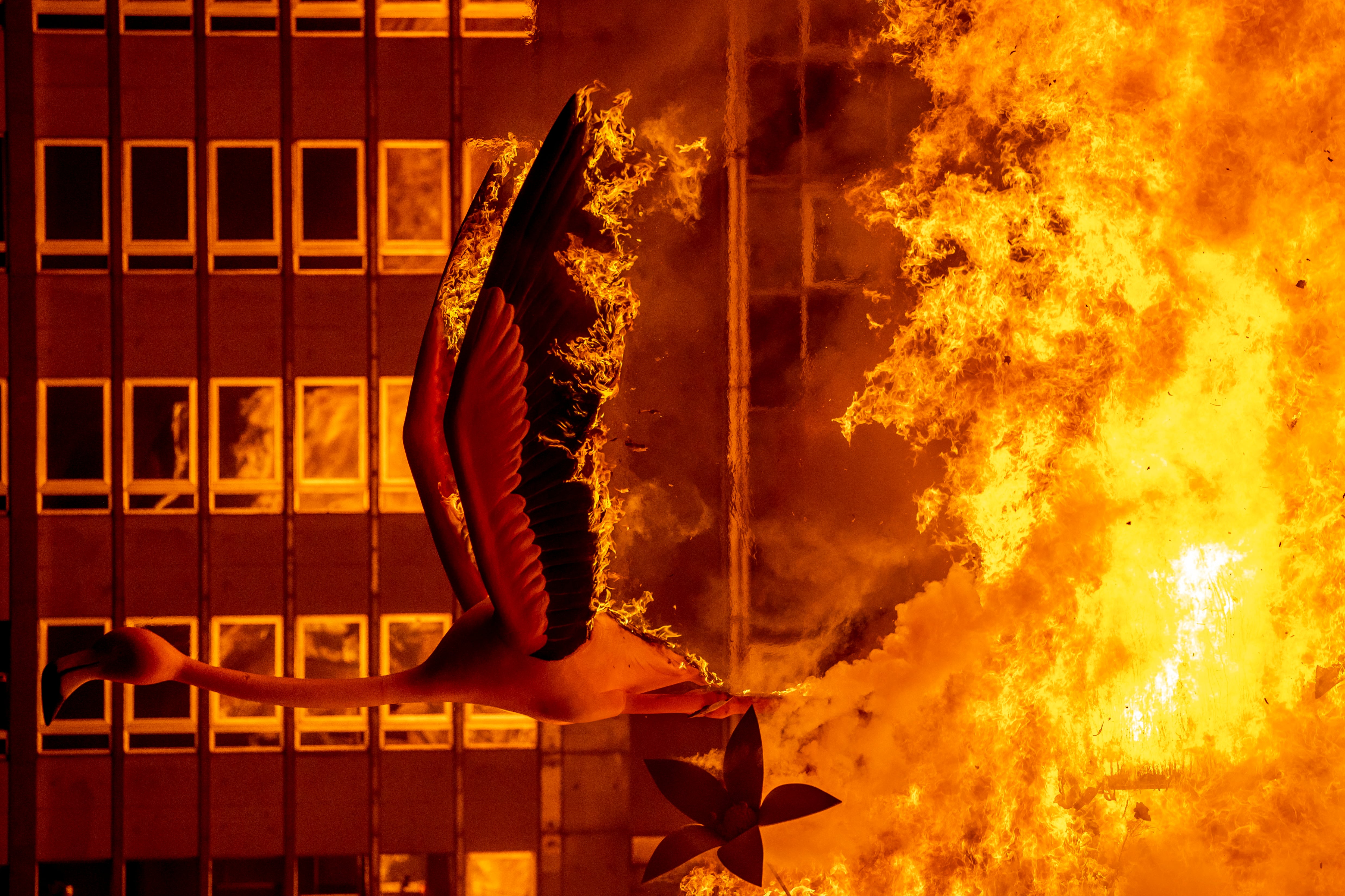 GRAFCVA2332. VALENCIA, 19/03/2023.- Detalle de la Cremá de la falla del ayuntamiento con lo que las Fallas llegan a su colofón, tras cinco días grandes de fiesta que han tenido todo a su favor, incluido el tiempo, y pueden dejar algunos de los mejores registros turísticos de su historia. EFE/Biel Aliño
