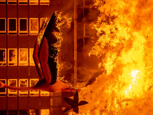 GRAFCVA2332. VALENCIA, 19/03/2023.- Detalle de la Cremá de la falla del ayuntamiento con lo que las Fallas llegan a su colofón, tras cinco días grandes de fiesta que han tenido todo a su favor, incluido el tiempo, y pueden dejar algunos de los mejores registros turísticos de su historia. EFE/Biel Aliño