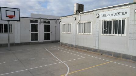 Estos son los barracones en los que estudian actualmente los niños, a la espera de la apertura del colegio.