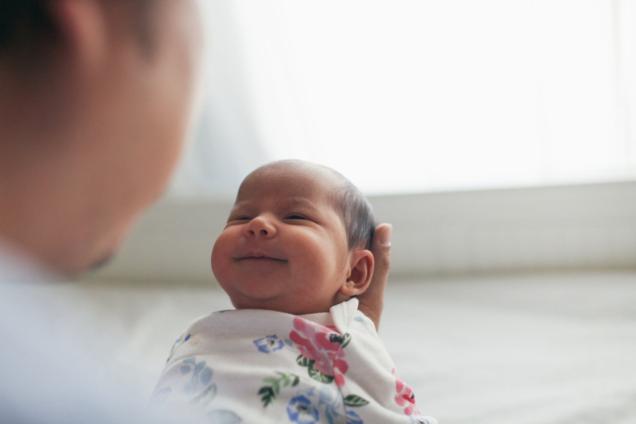 Un padre coge en brazos a su bebé.