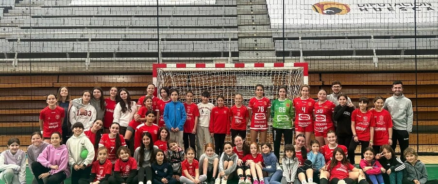 Más de medio centenar de niñas y chicas han acudido a la jornada de balonmano femenino organizada por el BM Huesca