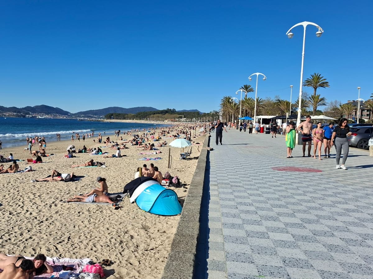Vigo se echa a Samil: el buen tiempo llena la playa