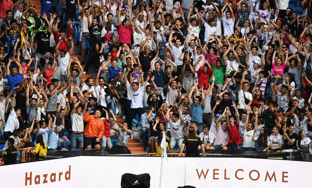 El público del Bernabéu esperando la aparición de Hazard.