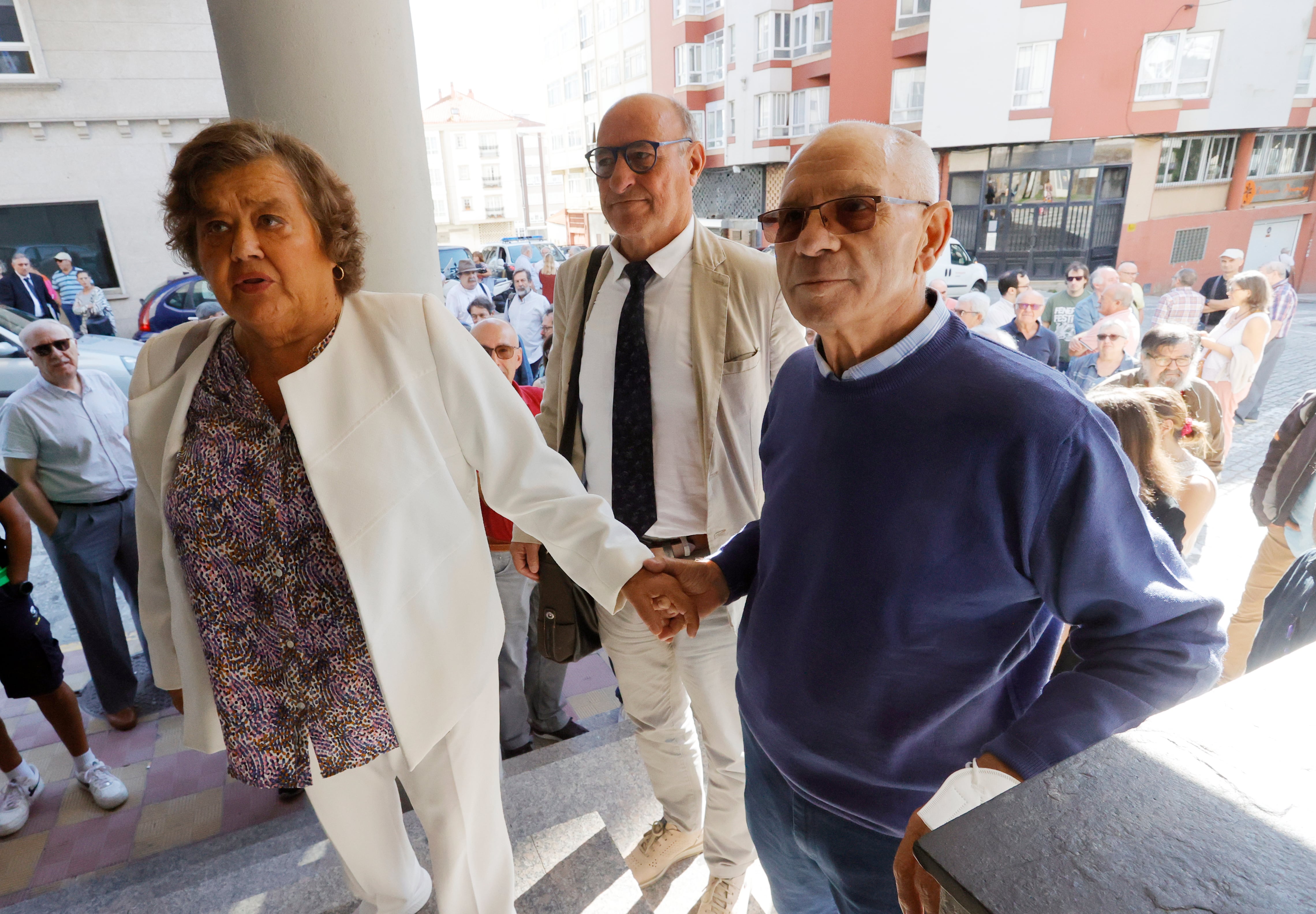 Rafael Pillado, fundador de CCOO en Galicia y operario del naval desde los años 50, junto a la abogada Cristina Almeida, a su llegada el pasado mes de septiembre a los juzgados de Ferrol tras demandar a Navantia, antigua Empresa Nacional Bazán, como afectado por el amianto. EFE/ Kiko Delgado