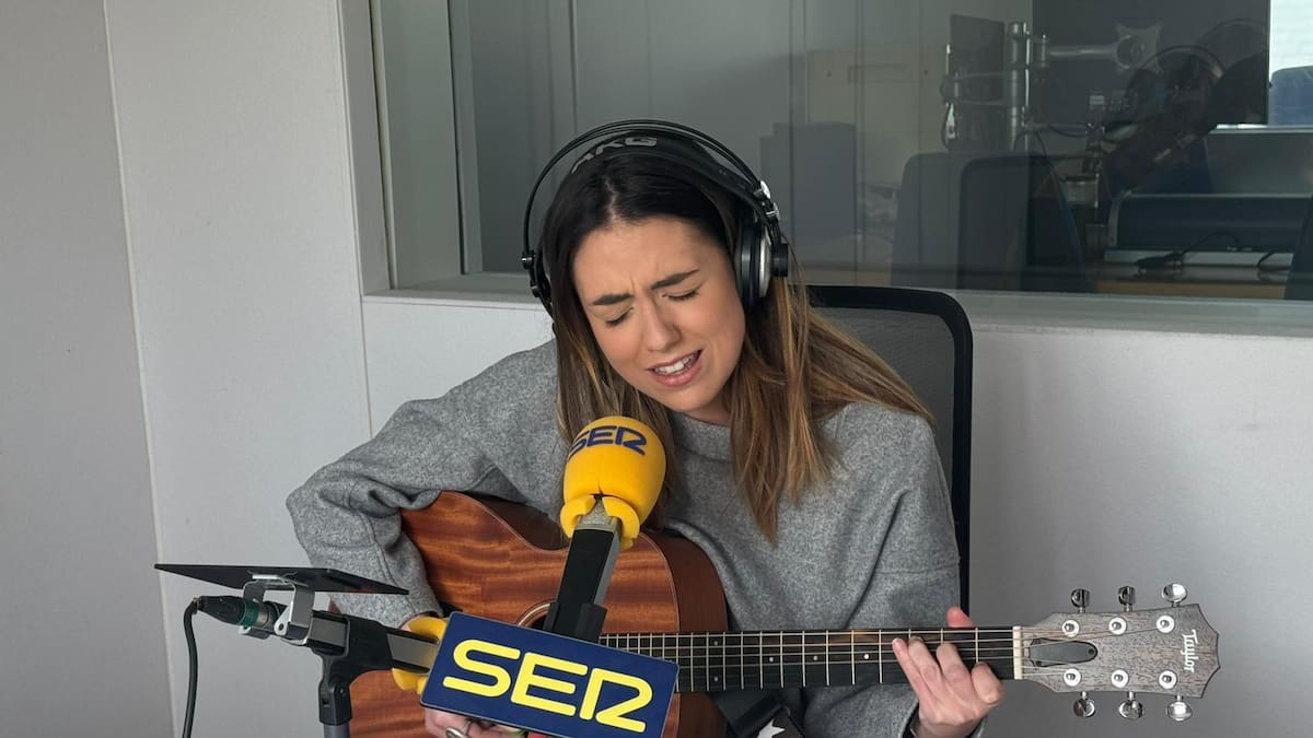 Lucia Gago presenta en Hoy por Hoy "La niña que sueña en su rincón"