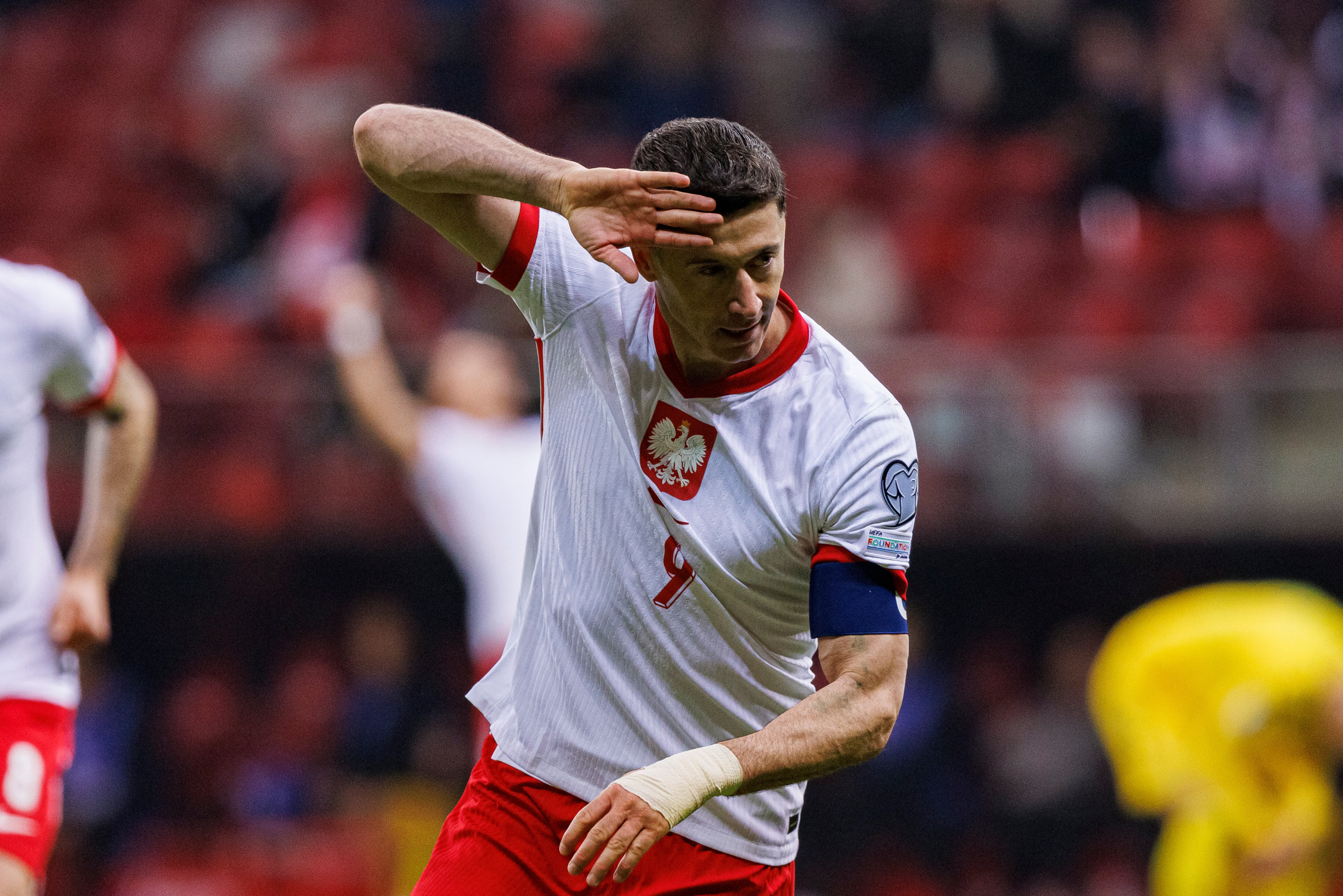 Robert lewandowski celebra un gol en el partido entre Polonia y Lituania
