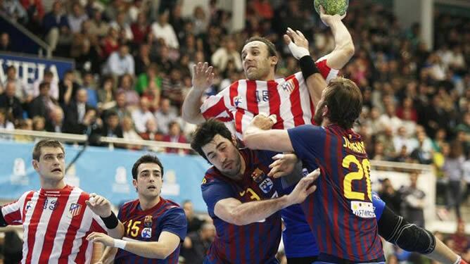 El jugador del Atlético de Madrid Pedro García Parrondo intenta disparar a portería ante la oposición de los barcelonistas Magnus Jernemyr y Alberto Entrerríosdurante el partido correspondiente a la final de la Copa del Rey de balonmano