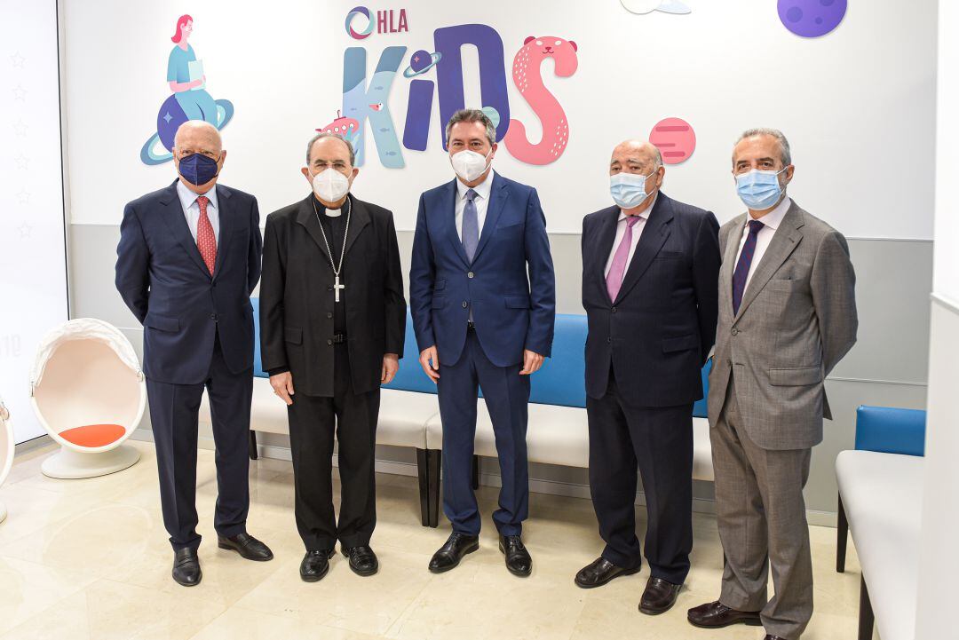 (Ida a dcha): Dr. Francisco Ivorra, presidente del Grupo Hospitalario HLA; monseñor Juan José Asenjo, arzobispo de Sevilla; Juan Espadas Cejas, alcalde de Sevilla;; Dr. Gregorio Medina, presidente del Consejo de Administración de la clínica HLA Santa Isab