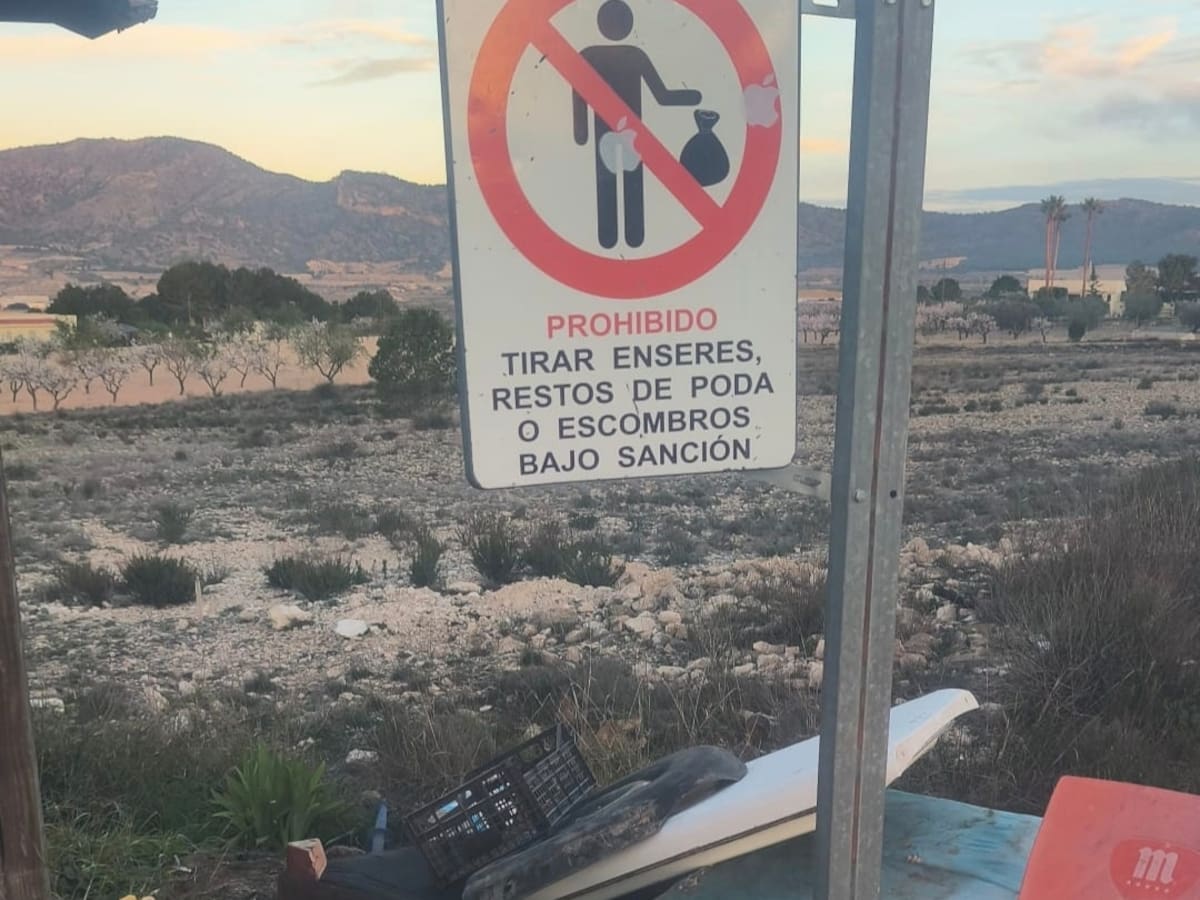 El ayuntamiento de Salinas vuelve a denunciar vertidos incontrolados