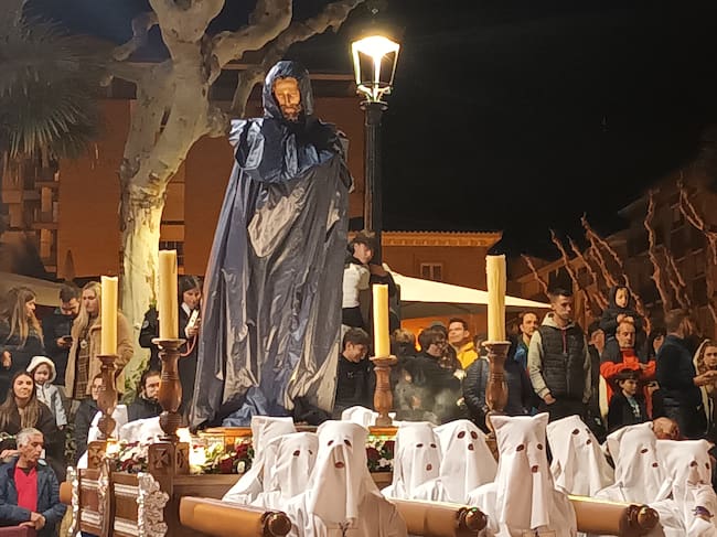 Los cofrades ante la previsión de lluvia colocaron un chubasquero al paso Nuestro Padre Jesús Cautivo con el fin de protegerlo